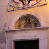 Sulla destra troviamo la piccola chiesa di Santa Lucia: il suo portone color verdone, sovrastato da una raffigurazione della Madonna e da una luminaria, viene aperto solo durante i festeggiamenti di dicembre in onore della santa